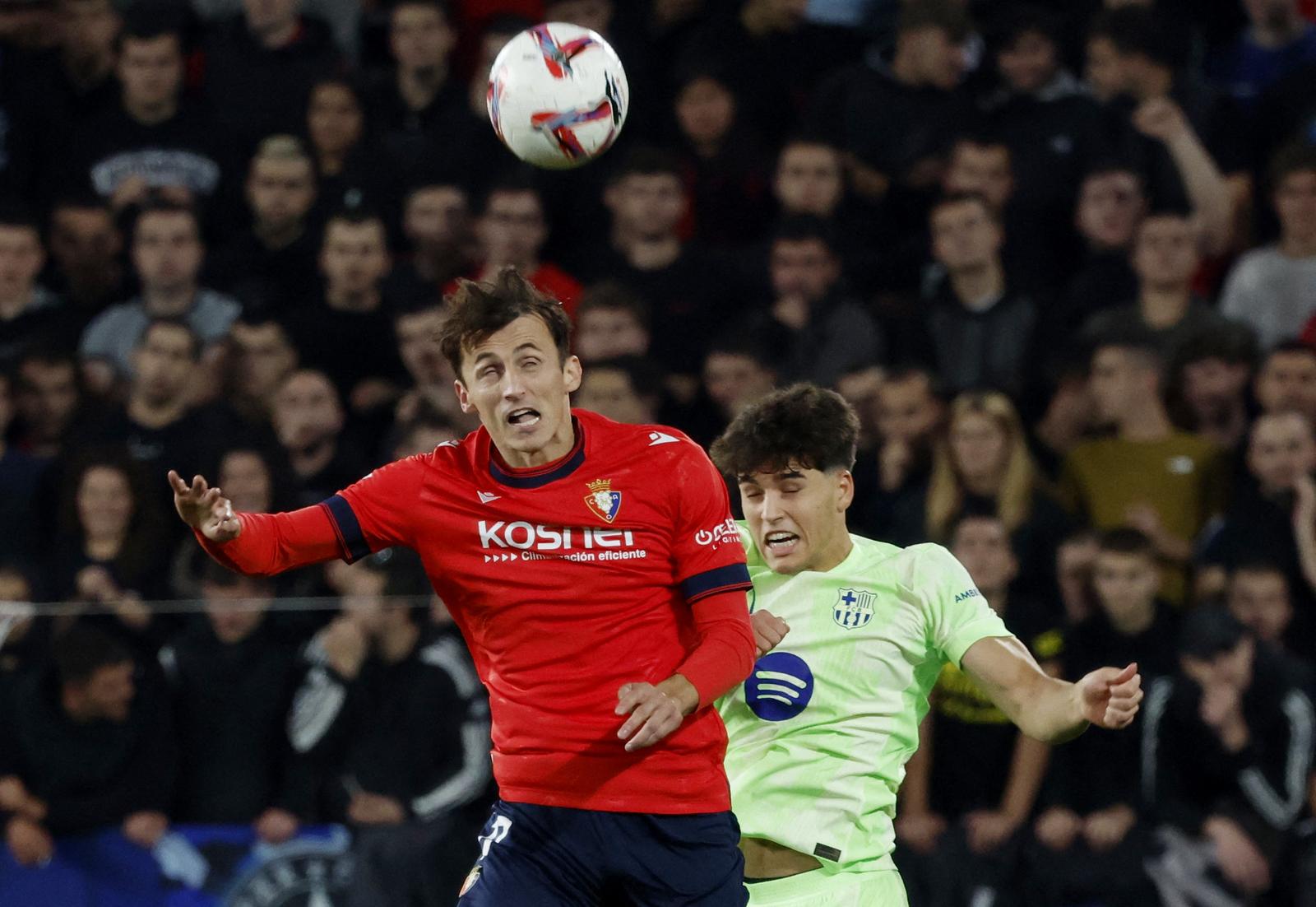 Soccer Football - LaLiga - Osasuna v FC Barcelona - El Sadar Stadium, Pamplona, Spain - September 28, 2024 Osasuna's Ante Budimir in action with FC Barcelona's Pau Cubarsi REUTERS/Vincent West Photo: VINCENT WEST/REUTERS