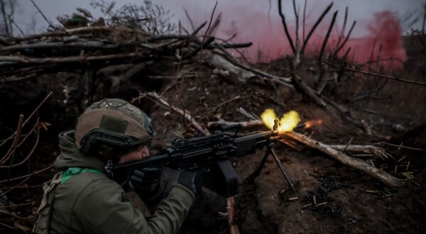 epa11751489 A handout photo made available by the press service of the Ukrainian Armed Forces's 24th Mechanized Brigade on 01 December 2024 shows a serviceman of the 24th Mechanized Brigade named after King Danylo firing a weapon during a drill at an undisclosed location in the Donetsk region, eastern Ukraine, 29 November 2024, amid the Russian invasion. Russian troops entered Ukrainian territory on 24 February 2022, starting a conflict that has provoked destruction and a humanitarian crisis.  EPA/24TH MECHANIZED BRIGADE PRESS SERVICE HANDOUT HANDOUT EDITORIAL USE ONLY/NO SALES