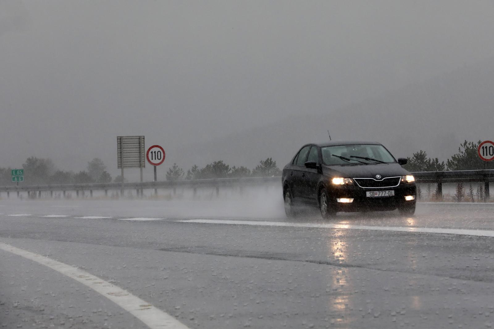 22.10.2021., Rijeka - Kisa i magla otezavaju promet na autocesti Rijeka-Zagreb i staroj cesti kroz Gorski kotar.
Photo: Goran Kovacic/PIXSELL Photo: Goran Kovacic/PIXSELL