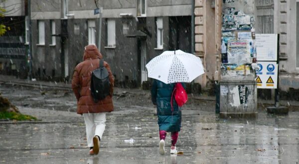 20.11.2024., Slavonski Brod - Naglo pogorsanje vremena uz jak vjetar i susnjezcu. Photo: Ivica Galovic/PIXSELL