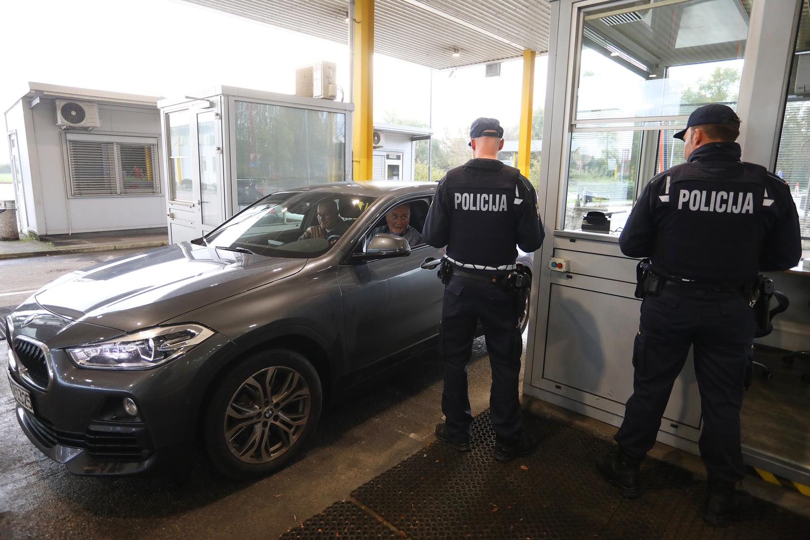 21.10.2023., Zakanje -  Slovenija je ponovno uvela kontrole na granici s Hrvatskom. Granicna policija na prijelazu Jurovski Brod - Metlika kontrolira putnike i za sada se ne stvaraju guzve na granici. Photo: Kristina Stedul Fabac/PIXSELL