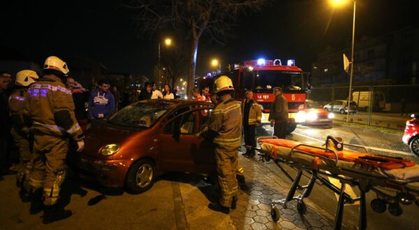 29.01.2018., Split - Upravljajuci vozilom daewoo i izbjegavajuci drugo vozilo vozacica je udarila u ivicnjak i ogradu, a zatim zavrsila s vozilom pored ceste. Do nesrece je doslo oko 18 sati u Vukovarskoj ulici na Mejasima. Drugi je sudionik navodno pobjegao s mjesta nezgode. Policija obavlja ocevid pa i promet tece usporeno. rPhoto: Ivo Cagalj/PIXSELL