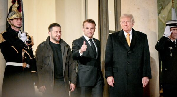 En marge de la réouverture de la cathédrale Notre Dame de Paris, Emmanuel Macro reçoit Donald Trump et Volodymyr Zelenky pour des entretiens bilatéraux. December 7, 2024, Paris, France: Ukrainian President Volodymyr Zelenskyy, right, poses with French President Emmanuel Macron, center, and U.S president-elect Donald Trump, left, before a trilateral meeting at the Elysee Palace, December 7, 2024 in Paris, France.



312116 2024-12-07  Paris France,Image: 944322400, License: Rights-managed, Restrictions: , Model Release: no, Credit line: Barbara Neyman / Starface / Profimedia