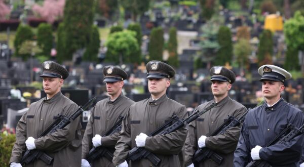 03.05.2023., Zagreb - U povodu obiljezavanja 25. obljetnice smrti ratnog ministra obrane Gojka Suska, predsjednik Vlade Andrej Plenkovic u pratnji suradnika polozio je vijenac na njegovom grobu na Gradskom groblju Mirogoj. Photo: Marko Prpic/PIXSELL