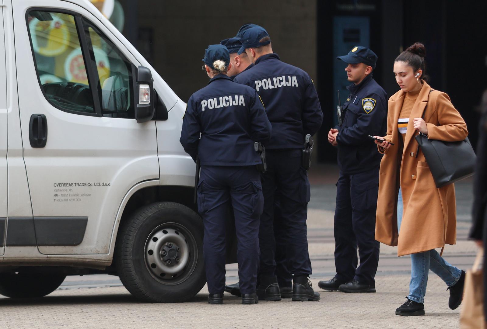 25.10.2024., Zagreb - Trg bana Josipa Jelacica. Pojacane policijske kontrole u samom sredistu grada. Photo: Sanjin Strukic/PIXSELL