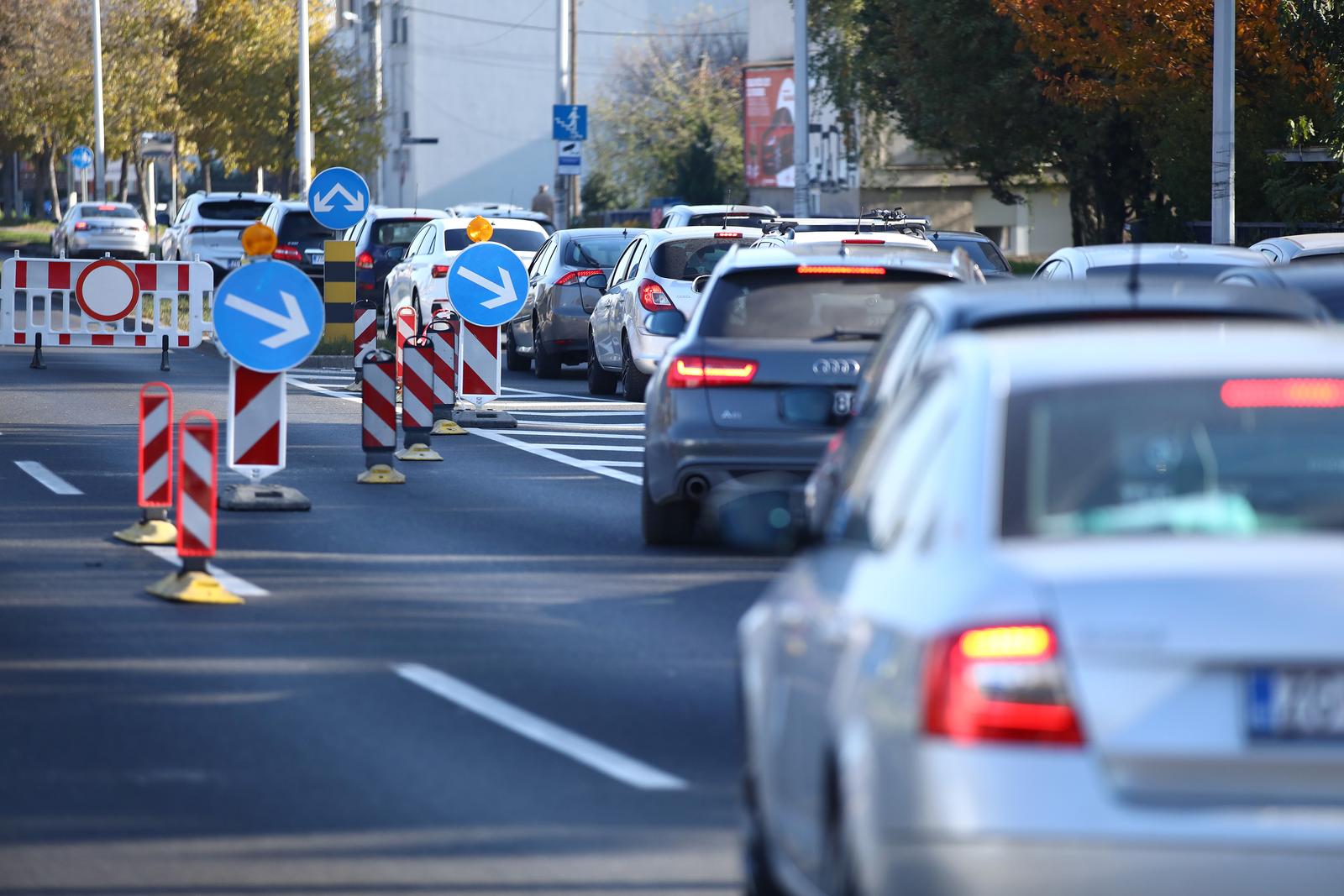 16.11.2024., Zagreb- Velike prometne guzve zbog radova u podvoznjaku koji povezuje Slavonsku i Zagrebacku aveniju, ispod Savske ceste. Podvoznjak je zatvoren za sav promet  zbog izvodjenja dodatnih  radova na rekonstrukciji javne rasvjete. Photo: Emica Elvedji/PIXSELL