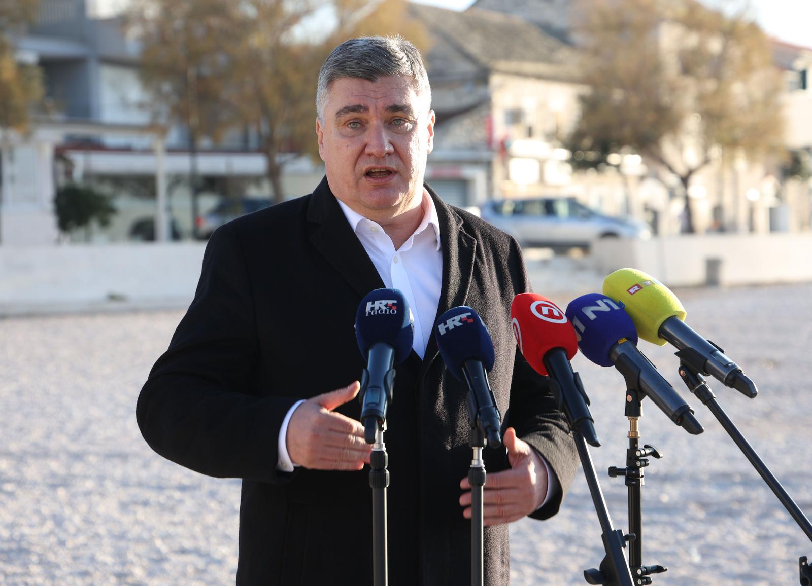 16.12.2024., Primosten - Predsjednik Republike Hrvatske Zoran Milanovic na proputovanju Dalmacijom svratio u Primosten. Docekao ga je gradonacelnik Stipe Petrina. Photo: Dusko Jaramaz/PIXSELL