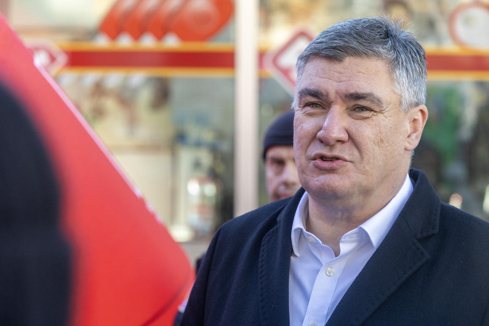 30.11.2024., Pula - Predsjednik Republike Zoran Milanovic na pulskoj je trznici prikupljao je potpise biraca za podrsku kandidature na predsjednickim izborima . Photo: Srecko Niketic/PIXSELL