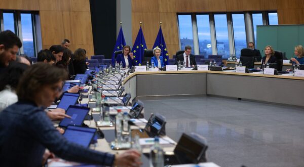 epa11756105 European Commission President Ursula Von der Leyen (5-R), at the start of the College meeting of the European Commission in Brussels, Belgium, 04 December 2024.  EPA/OLIVIER HOSLET