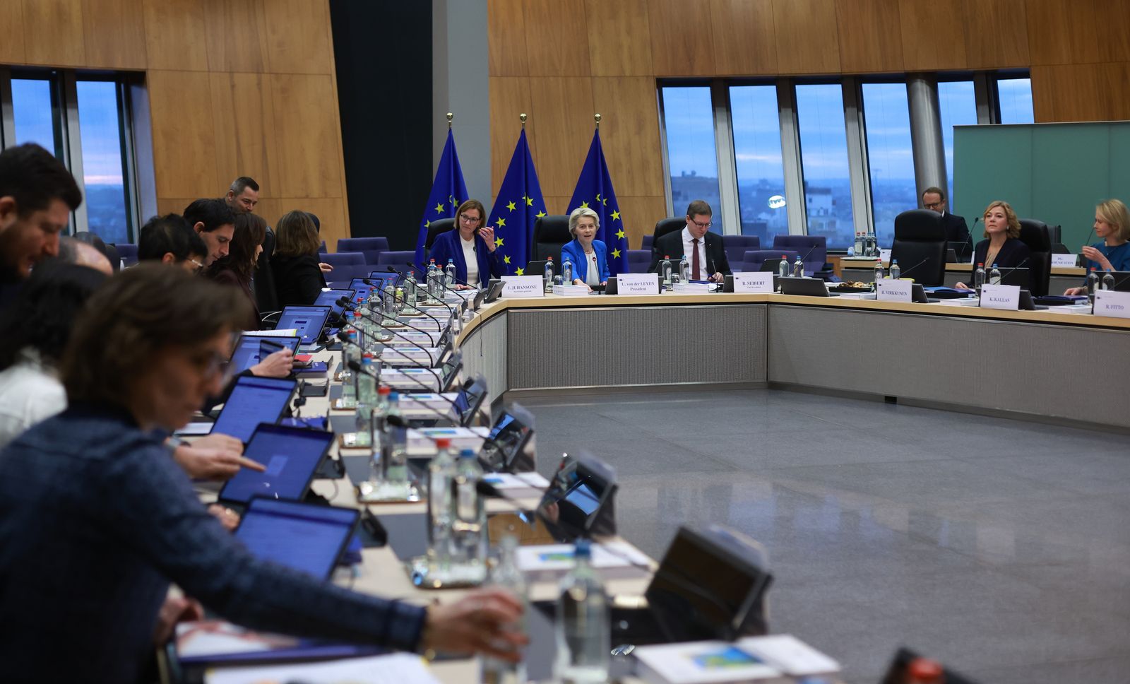 epa11756105 European Commission President Ursula Von der Leyen (5-R), at the start of the College meeting of the European Commission in Brussels, Belgium, 04 December 2024.  EPA/OLIVIER HOSLET