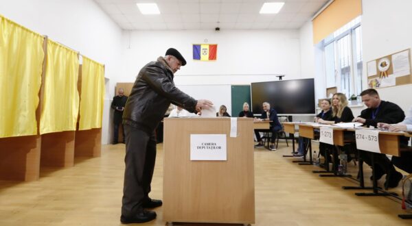 epaselect epa11751057 An elderly man casts his ballot at a polling station in Mogosoaia, Romania, 01 December 2024. Approximately 18 million Romanian citizens are expected at the polling stations this weekend for choosing the bicameral parliament members, according to the Permanent Electoral Authority (AEP), of which 989,230 people can express their intention abroad.  EPA/ROBERT GHEMENT