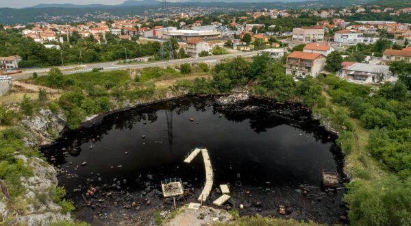 13.07.2023., Viskovo - Zracna fotografija prve etape sanacije crne jame Sovjak u Viskovu u koju se godinama u bivsoj drzavi odlagao opasni otpad, poceo je 7. srpnja. Ukupna sanacija vrijedna je oko 50 milijuna eura, od kojih je 85 posto sredstava osigurano iz EU fondova. Crna jama Sovjak i okolica snimljeno iz zraka. Photo: Igor Kralj/PIXSELL