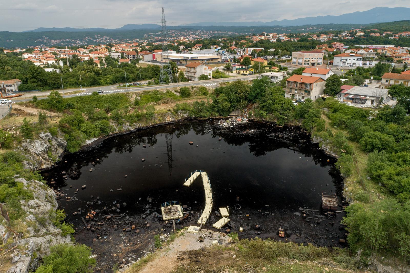 13.07.2023., Viskovo - Zracna fotografija prve etape sanacije crne jame Sovjak u Viskovu u koju se godinama u bivsoj drzavi odlagao opasni otpad, poceo je 7. srpnja. Ukupna sanacija vrijedna je oko 50 milijuna eura, od kojih je 85 posto sredstava osigurano iz EU fondova. Crna jama Sovjak i okolica snimljeno iz zraka. Photo: Igor Kralj/PIXSELL