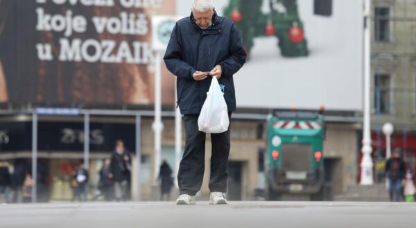 17.02.2021., Zagreb - Danas pocinje prva isplata nacionalne naknade za starije osobe za sijecanj 2021. korisnicima racuna otvorenih u poslovnim bankama. U prvoj isplati nacionalnu naknadu za starije osobe dobit ce 3091 korisnik (64,54 posto zena i 35,46 posto muskaraca), za sto je osigurano 2,2 milijuna kuna iz drzavnog proracuna. Pravo na nacionalnu naknadu za starije osobe moze ostvariti hrvatski drzavljanin koji je navršio 65 godina zivota s prebivalistem na podrucju RH u neprekidnom trajanju od 20 godina. Najvise korisnika dolazi iz Vukovarsko-srijemske zupanije, Osjecko-baranjske, Zagrebacke, Grada Zagreba i Koprivnicko-krizevacke zupanije.rPhoto: Patrik Macek/PIXSELL