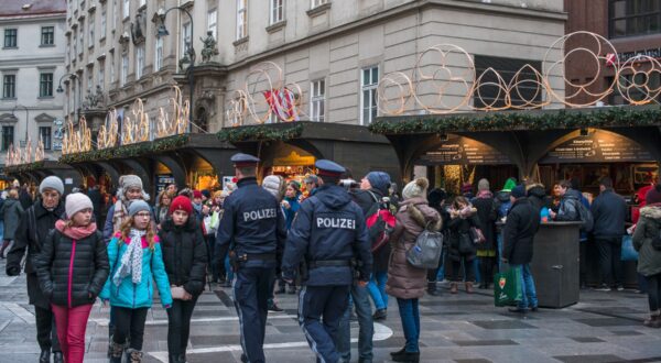 Austrian police walk amongst the crowds at Christmas Market at St Stephens Square, Stephansplatz , Vienna, Austria.,Image: 478648392, License: Rights-managed, Restrictions: , Model Release: no, Credit line: - / Universal images group / Profimedia