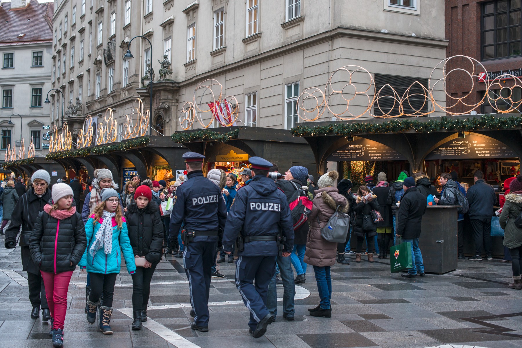 Austrian police walk amongst the crowds at Christmas Market at St Stephens Square, Stephansplatz , Vienna, Austria.,Image: 478648392, License: Rights-managed, Restrictions: , Model Release: no, Credit line: - / Universal images group / Profimedia