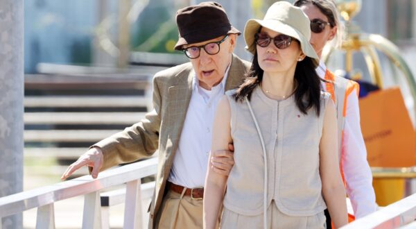 Venice, ITALY  - Hollywood director Woody Allen with his wife Soon-yi Previn and the rest of the family leave from Venice Marco Polo Airport after attending the 80th Venice International Film Festival

BACKGRID UK 6 SEPTEMBER 2023,Image: 803292348, License: Rights-managed, Restrictions: RIGHTS: WORLDWIDE EXCEPT IN ITALY, Model Release: no, Pictured: Woody Allen - Soon-yi Previn, Credit line: Cobra Team / BACKGRID / Backgrid UK / Profimedia