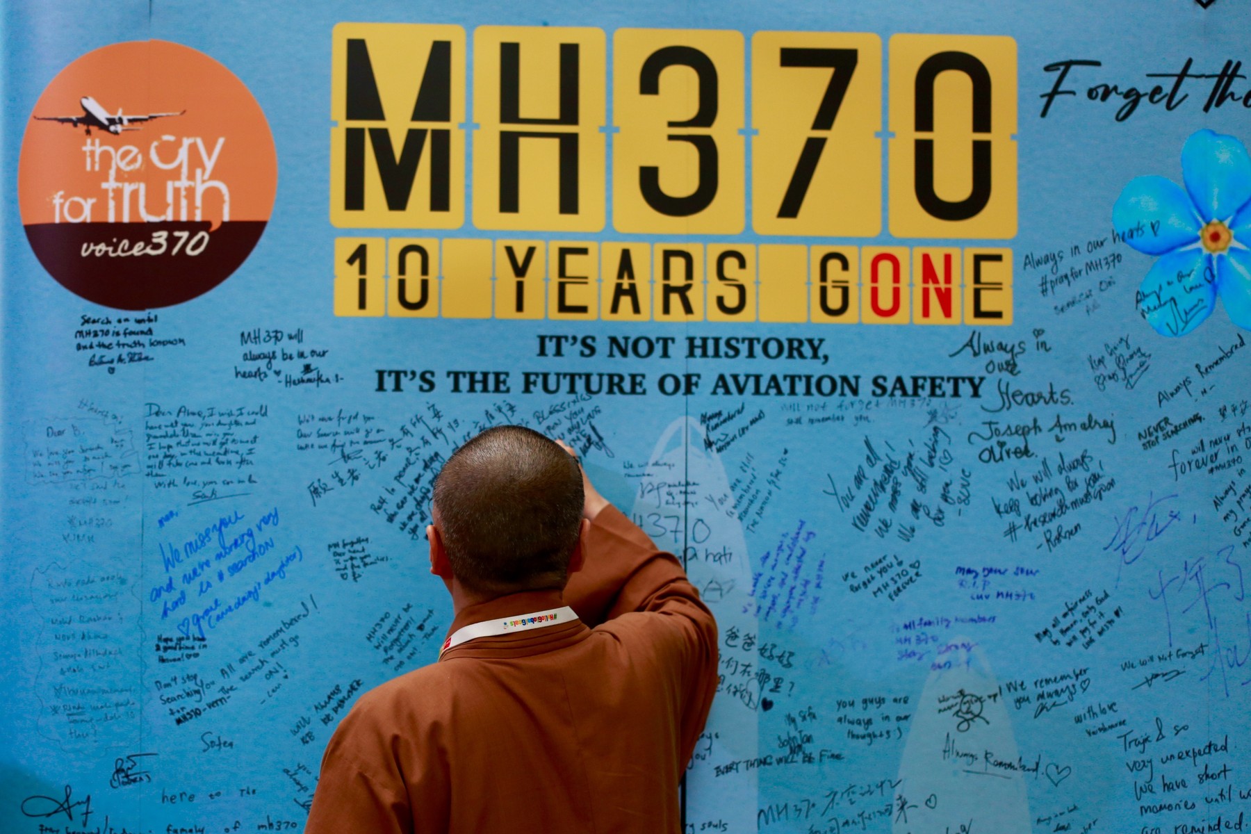 March 3, 2024, Petaling Jaya, Selangor, Malaysia: Visitors are writing messages at the Day of Remembrance for MH370 in Petaling Jaya, Malaysia, on March 3, 2024. Today marks the 10th anniversary of the disappearance of Flight MH370, a Boeing 777 aircraft with 239 people on board, which vanished from radar screens on March 8, 2014, while flying from Kuala Lumpur to Beijing.,Image: 853278388, License: Rights-managed, Restrictions: * France Rights OUT *, Model Release: no, Credit line: Supian Ahmad / Zuma Press / Profimedia