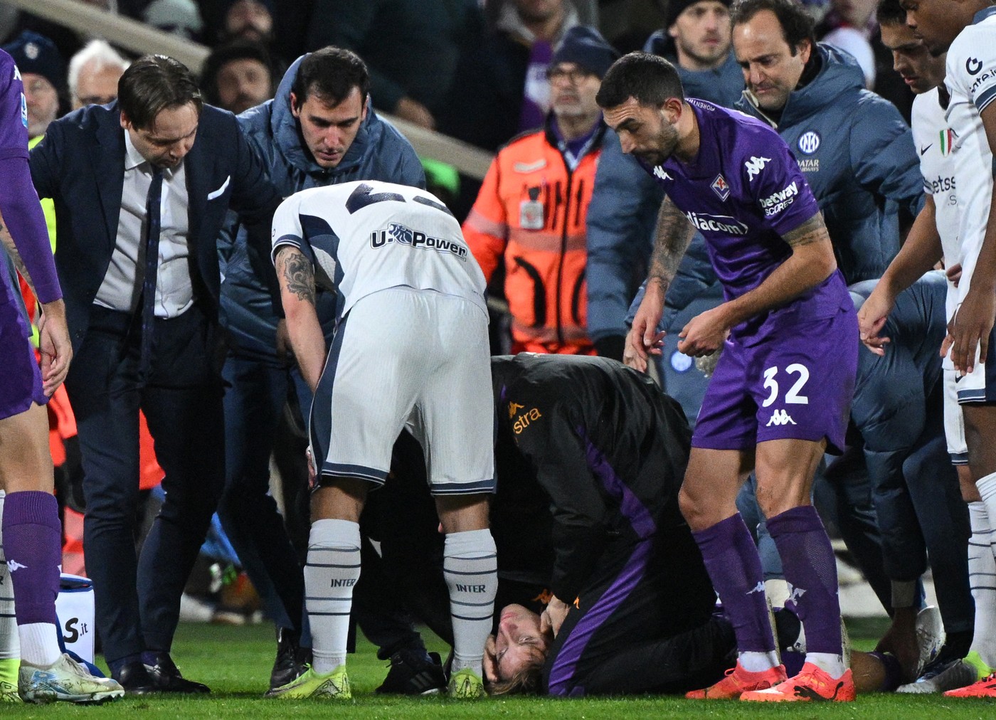 Fiorentina's Italian midfielder #04 Edoardo Bove (bottom, C) is treated after suddenly collapsing to the ground during the Serie A football match between Fiorentina and Inter Milan at the Artemio Franchi stadium in Florence on December 1, 2024.,Image: 941638336, License: Rights-managed, Restrictions: , Model Release: no, Credit line: TIZIANA FABI / AFP / Profimedia