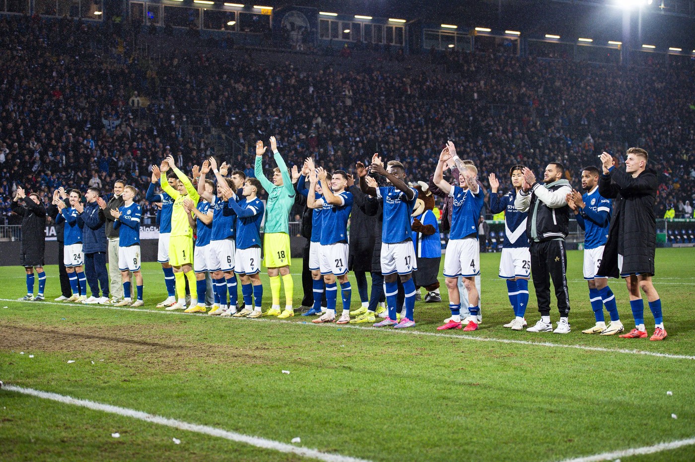 03.12.2024 - Fußball, 2024/2025, DFB-Pokal, Achtelfinale, DSC Arminia Bielefeld - SC Freiburg: Schlussjubel Mannschaft Bielefeld DFB REGULATIONS PROHIBIT ANY USE OF PHOTOGRAPHS AS IMAGE SEQUENCES AND/OR QUASI-VIDEO. Bielefeld Nordrhein-Westfalen Deutschland Schüco Arena *** 03 12 2024 Soccer, 2024 2025, DFB Cup, Round of 16, DSC Arminia Bielefeld SC Freiburg Final Cheer Team Bielefeld DFB REGULATIONS PROHIBIT ANY USE OF PHOTOGRAPHS AS IMAGE SEQUENCES AND OR QUASI VIDEO Bielefeld North Rhine-Westphalia Germany Schüco Arena,Image: 942556700, License: Rights-managed, Restrictions: , Model Release: no, Credit line: Noah Wedel / imago sportfotodienst / Profimedia