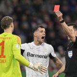 nach Zweikampf, Aktion Foul Notbremse von Torwart Manuel Neuer FC Bayern Muenchen FCB 01 gegen Jeremie Frimpong Bayer 04 Leverkusen 30 zeigt Schiedsrichter Referee Harm Osmers Torwart Manuel Neuer FC Bayern Muenchen FCB 01 rote Karte rot Platzverweis Granit Xhaka Bayer 04 Leverkusen 34 Gestik Geste FC Bayern Muenchen FCB vs Bayer 04 Leverkusen DFB-Pokal Achtelfinale 03.12.2024 DFL REGULATIONS PROHIBIT ANY USE OF PHOTOGRAPHS AS IMAGE SEQUENCES AND/OR QUASI-VIDEO FC Bayern Muenchen FCB vs Bayer 04 Leverkusen DFB-Pokal *** after a tackle, Action Foul Emergency brake by goalkeeper Manuel Neuer FC Bayern Muenchen FCB 01 against Jeremie Frimpong Bayer 04 Leverkusen 30 Referee Referee Harm Osmers shows goalkeeper Manuel Neuer FC Bayern Muenchen FCB 01 red card red sending off Granit Xhaka Bayer 04 Leverkusen 34 gesture gesture FC Bayern Muenchen FCB vs Bayer 04 Leverkusen DFB Pokal Round of 16 03 12 2024 DFL REGULATIONS PROHIBIT ANY USE OF PHOTOGRAPHS AS IMAGE SEQUENCES AND OR QUASI VIDEO FC Bayern Muenchen FCB vs Bayer 04 Leverkusen DFB Pokal,Image: 942624706, License: Rights-managed, Restrictions: , Model Release: no, Credit line: Michael Weber IMAGEPOWER / imago sportfotodienst / Profimedia