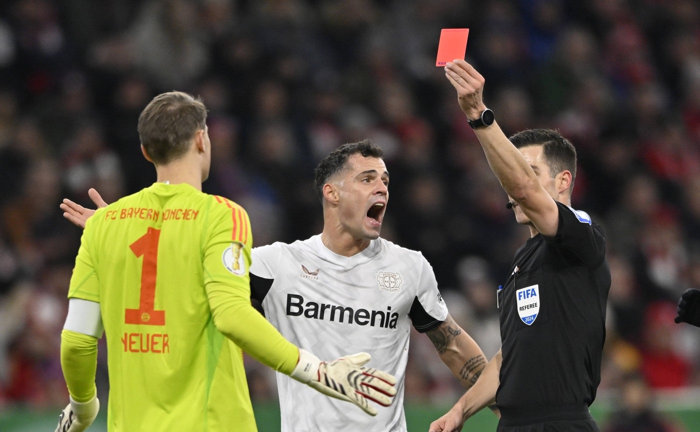 nach Zweikampf, Aktion Foul Notbremse von Torwart Manuel Neuer FC Bayern Muenchen FCB 01 gegen Jeremie Frimpong Bayer 04 Leverkusen 30 zeigt Schiedsrichter Referee Harm Osmers Torwart Manuel Neuer FC Bayern Muenchen FCB 01 rote Karte rot Platzverweis Granit Xhaka Bayer 04 Leverkusen 34 Gestik Geste FC Bayern Muenchen FCB vs Bayer 04 Leverkusen DFB-Pokal Achtelfinale 03.12.2024 DFL REGULATIONS PROHIBIT ANY USE OF PHOTOGRAPHS AS IMAGE SEQUENCES AND/OR QUASI-VIDEO FC Bayern Muenchen FCB vs Bayer 04 Leverkusen DFB-Pokal *** after a tackle, Action Foul Emergency brake by goalkeeper Manuel Neuer FC Bayern Muenchen FCB 01 against Jeremie Frimpong Bayer 04 Leverkusen 30 Referee Referee Harm Osmers shows goalkeeper Manuel Neuer FC Bayern Muenchen FCB 01 red card red sending off Granit Xhaka Bayer 04 Leverkusen 34 gesture gesture FC Bayern Muenchen FCB vs Bayer 04 Leverkusen DFB Pokal Round of 16 03 12 2024 DFL REGULATIONS PROHIBIT ANY USE OF PHOTOGRAPHS AS IMAGE SEQUENCES AND OR QUASI VIDEO FC Bayern Muenchen FCB vs Bayer 04 Leverkusen DFB Pokal,Image: 942624706, License: Rights-managed, Restrictions: , Model Release: no, Credit line: Michael Weber IMAGEPOWER / imago sportfotodienst / Profimedia