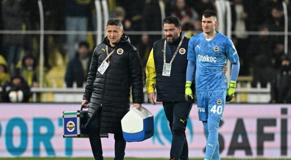 ISTANBUL, TURKIYE - DECEMBER 15: Dominik Livakovic of Fenerbahce leaves the pitch after sustaining injury during the Turkish Super Lig week 16 football match between Fenerbahce and RAMS Basaksehir at Ulker Stadium in Istanbul, Turkiye on December 15, 2024. Ali Atmaca / Anadolu,Image: 947075901, License: Rights-managed, Restrictions: , Model Release: no, Credit line: ALI ATMACA / AFP / Profimedia