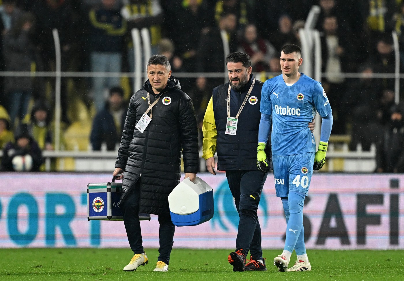 ISTANBUL, TURKIYE - DECEMBER 15: Dominik Livakovic of Fenerbahce leaves the pitch after sustaining injury during the Turkish Super Lig week 16 football match between Fenerbahce and RAMS Basaksehir at Ulker Stadium in Istanbul, Turkiye on December 15, 2024. Ali Atmaca / Anadolu,Image: 947075901, License: Rights-managed, Restrictions: , Model Release: no, Credit line: ALI ATMACA / AFP / Profimedia