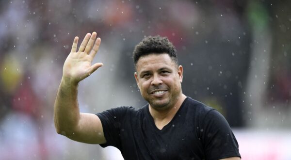 Brazilian former football star Ronaldo waves to the crowd during a friendly match with legends of Brazil's Flamengo and Italy's Inter Milan as farewell of former brazilian player Adriano at Maracana Stadium in Rio de Janeiro on December 15, 2024.,Image: 947102596, License: Rights-managed, Restrictions: , Model Release: no, Credit line: Daniel RAMALHO / AFP / Profimedia