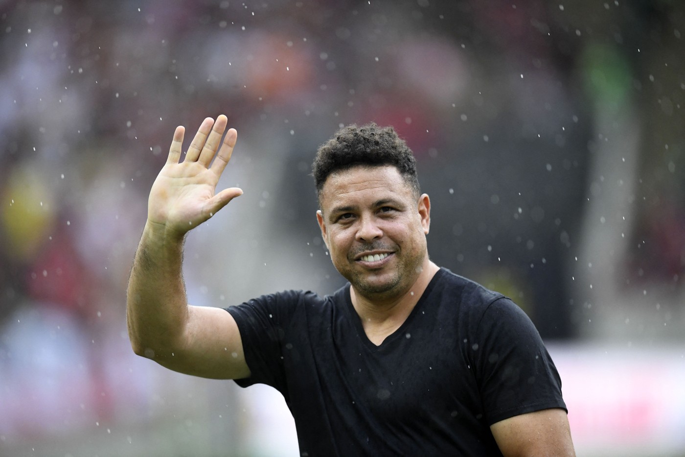 Brazilian former football star Ronaldo waves to the crowd during a friendly match with legends of Brazil's Flamengo and Italy's Inter Milan as farewell of former brazilian player Adriano at Maracana Stadium in Rio de Janeiro on December 15, 2024.,Image: 947102596, License: Rights-managed, Restrictions: , Model Release: no, Credit line: Daniel RAMALHO / AFP / Profimedia