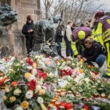 Nach dem gestrigen Anschlag auf den Magdeburger Weihnachtsmarkt legten am Samstag 21.12.2024 viele Menschen Blumen am Eingang der St.-Johannis-Kirche in Magdeburg nieder. Auf den Weihnachtsmarkt in der Innenstadt von Magdeburg ist am Freitagabend 20.12.2024 ein mutmasslicher Anschlag veruebt worden. Ein Auto war in die Menschenmenge auf dem Weihnachtsmarkt gerast. Laut Polizei fuhr der Taeter mindestens 400 Meter ueber den Weihnachtsmarkt . Bislang starben fuenf Menschen bei dem Anschlag, darunter ein Kleinkind. Mehr als 200 wurden verletzt, viele davon schwer. Der mutmassliche Taeter ist ein seit 2006 in Deutschland lebender Arzt aus Saudi-Arabien. Siehe epd-Meldung vom 21.12.2024 EDITORIAL USE ONLY *** After yesterdays attack on th Copyright: epd-bild/MaikexGloeckner mg_Magdeburg-61,Image: 949067338, License: Rights-managed, Restrictions: imago is entitled to issue a simple usage license at the time of provision. Personality and trademark rights as well as copyright laws regarding art-works shown must be observed. Commercial use at your own risk., Model Release: no, Credit line: Maike Gloeckner (Glöckner) / imago stock&people / Profimedia