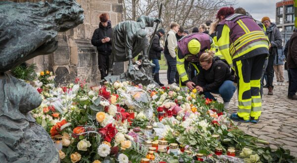 Nach dem gestrigen Anschlag auf den Magdeburger Weihnachtsmarkt legten am Samstag 21.12.2024 viele Menschen Blumen am Eingang der St.-Johannis-Kirche in Magdeburg nieder. Auf den Weihnachtsmarkt in der Innenstadt von Magdeburg ist am Freitagabend 20.12.2024 ein mutmasslicher Anschlag veruebt worden. Ein Auto war in die Menschenmenge auf dem Weihnachtsmarkt gerast. Laut Polizei fuhr der Taeter mindestens 400 Meter ueber den Weihnachtsmarkt . Bislang starben fuenf Menschen bei dem Anschlag, darunter ein Kleinkind. Mehr als 200 wurden verletzt, viele davon schwer. Der mutmassliche Taeter ist ein seit 2006 in Deutschland lebender Arzt aus Saudi-Arabien. Siehe epd-Meldung vom 21.12.2024 EDITORIAL USE ONLY *** After yesterdays attack on th Copyright: epd-bild/MaikexGloeckner mg_Magdeburg-61,Image: 949067338, License: Rights-managed, Restrictions: imago is entitled to issue a simple usage license at the time of provision. Personality and trademark rights as well as copyright laws regarding art-works shown must be observed. Commercial use at your own risk., Model Release: no, Credit line: Maike Gloeckner (Glöckner) / imago stock&people / Profimedia