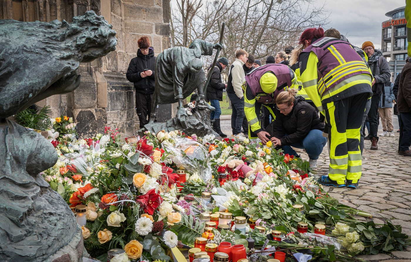 Nach dem gestrigen Anschlag auf den Magdeburger Weihnachtsmarkt legten am Samstag 21.12.2024 viele Menschen Blumen am Eingang der St.-Johannis-Kirche in Magdeburg nieder. Auf den Weihnachtsmarkt in der Innenstadt von Magdeburg ist am Freitagabend 20.12.2024 ein mutmasslicher Anschlag veruebt worden. Ein Auto war in die Menschenmenge auf dem Weihnachtsmarkt gerast. Laut Polizei fuhr der Taeter mindestens 400 Meter ueber den Weihnachtsmarkt . Bislang starben fuenf Menschen bei dem Anschlag, darunter ein Kleinkind. Mehr als 200 wurden verletzt, viele davon schwer. Der mutmassliche Taeter ist ein seit 2006 in Deutschland lebender Arzt aus Saudi-Arabien. Siehe epd-Meldung vom 21.12.2024 EDITORIAL USE ONLY *** After yesterdays attack on th Copyright: epd-bild/MaikexGloeckner mg_Magdeburg-61,Image: 949067338, License: Rights-managed, Restrictions: imago is entitled to issue a simple usage license at the time of provision. Personality and trademark rights as well as copyright laws regarding art-works shown must be observed. Commercial use at your own risk., Model Release: no, Credit line: Maike Gloeckner (Glöckner) / imago stock&people / Profimedia