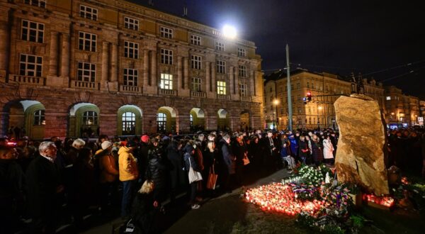 Lidé u pomníku obětem loňské střelby na Filozofické fakultě Univerzity Karlovy, 21. prosince 2024, náměstí Jana Palacha, Praha.,Image: 949116060, License: Rights-managed, Restrictions: , Model Release: no, Credit line: Šimánek Vít / ČTK / Profimedia