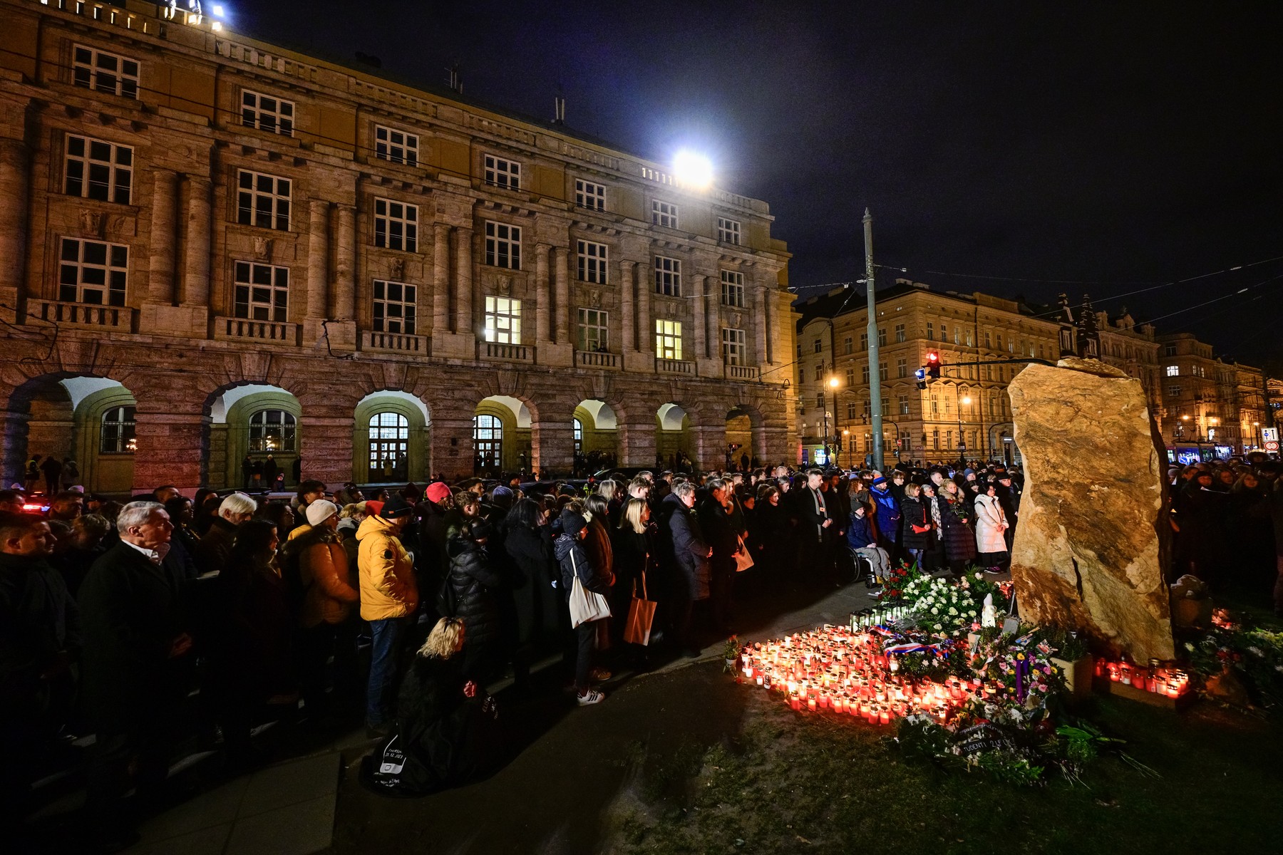 Lidé u pomníku obětem loňské střelby na Filozofické fakultě Univerzity Karlovy, 21. prosince 2024, náměstí Jana Palacha, Praha.,Image: 949116060, License: Rights-managed, Restrictions: , Model Release: no, Credit line: Šimánek Vít / ČTK / Profimedia