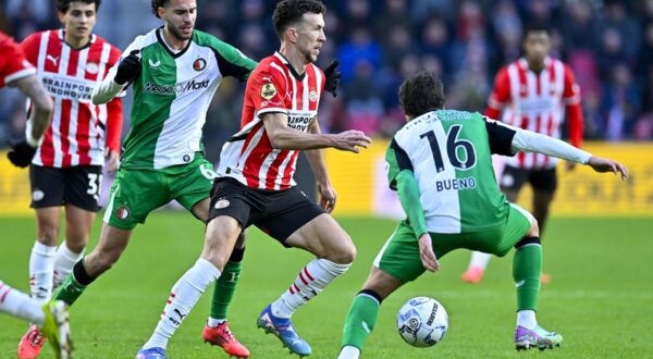 EINDHOVEN, 22-12-2024 , Philips Stadium, football, Dutch eredivisie, season 2024 / 2025, during the match PSV - Feyenoord. PSV player Ivan Perisic between Feyenoord player Hugo Bueno r and Feyenoord player Ramiz Zerrouki PSV - Feyenoord x27134418x Copyright:,Image: 949369031, License: Rights-managed, Restrictions: PUBLICATIONxNOTxINxNED, Model Release: no, Credit line: IMAGO / imago sportfotodienst / Profimedia