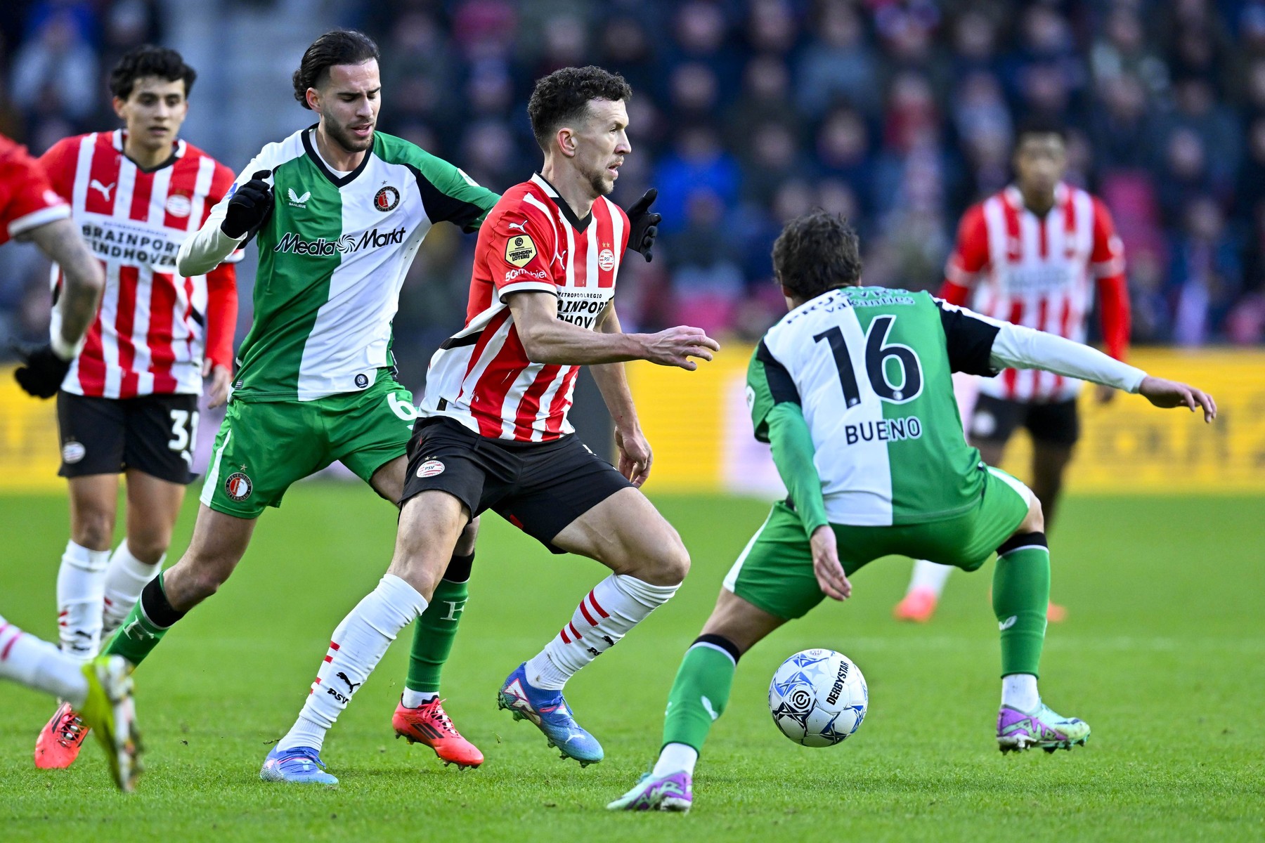 EINDHOVEN, 22-12-2024 , Philips Stadium, football, Dutch eredivisie, season 2024 / 2025, during the match PSV - Feyenoord. PSV player Ivan Perisic between Feyenoord player Hugo Bueno r and Feyenoord player Ramiz Zerrouki PSV - Feyenoord x27134418x Copyright:,Image: 949369031, License: Rights-managed, Restrictions: PUBLICATIONxNOTxINxNED, Model Release: no, Credit line: IMAGO / imago sportfotodienst / Profimedia