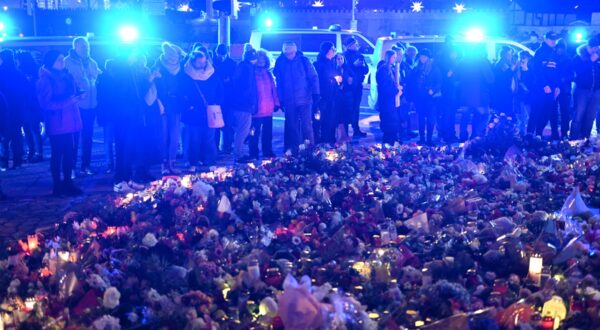 People stand around a makeshift memorial outside the Johanniskirche (Johannes Church), during a human chain around the old market square organised by 'Gib Hass keine Chance', (give hate no chance) after the Christmas market car-ramming attack in Magdeburg, eastern Germany, on December 23, 2024. Three days after the Magdeburg Christmas market car-ramming attack, both the far-right AfD party and counter-protesters were due to hit the streets in the bereaved city. Magdeburg has been in deep mourning over the mass carnage on Friday evening, December 20, 2024, when an SUV smashed through a crowd at its Christmas market, killing four women and a nine-year-old child and injuring 205 people. Political pressure has built on the question of potential missed warnings about Saudi suspect Taleb al-Abdulmohsen, a 50-year-old psychiatrist who had made online deaths threats and previously had trouble with the law.,Image: 949536349, License: Rights-managed, Restrictions: , Model Release: no, Credit line: RALF HIRSCHBERGER / AFP / Profimedia