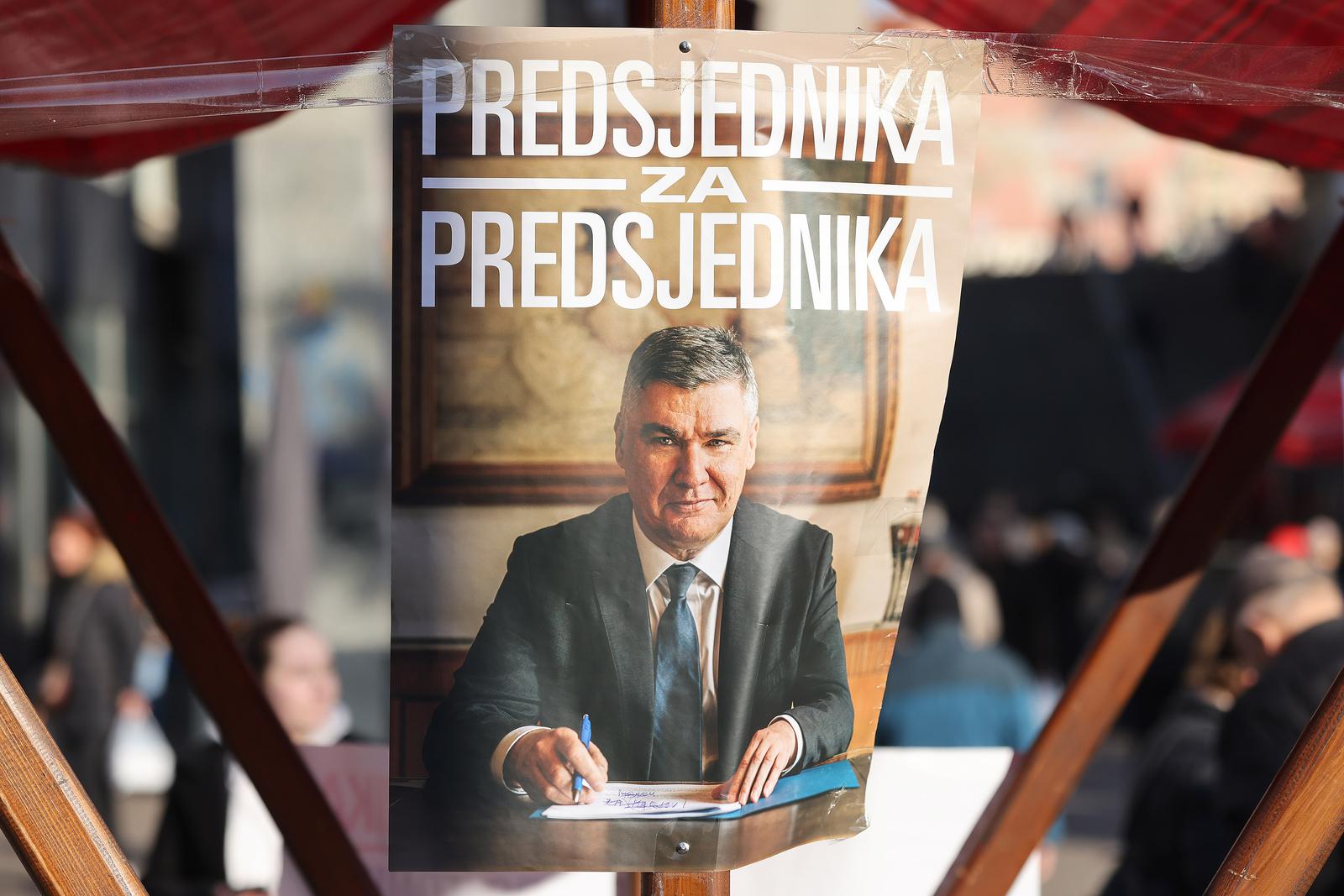 03.12.2024., Zagreb - Prikupljanje potpisa za kandidaturu prilika je i za pregled fotografija koje su predsjednicki kandati izabrali kao "sluzbene" za predstavljanje na plakatima i standovima. Photo: Patrik Macek/PIXSELL