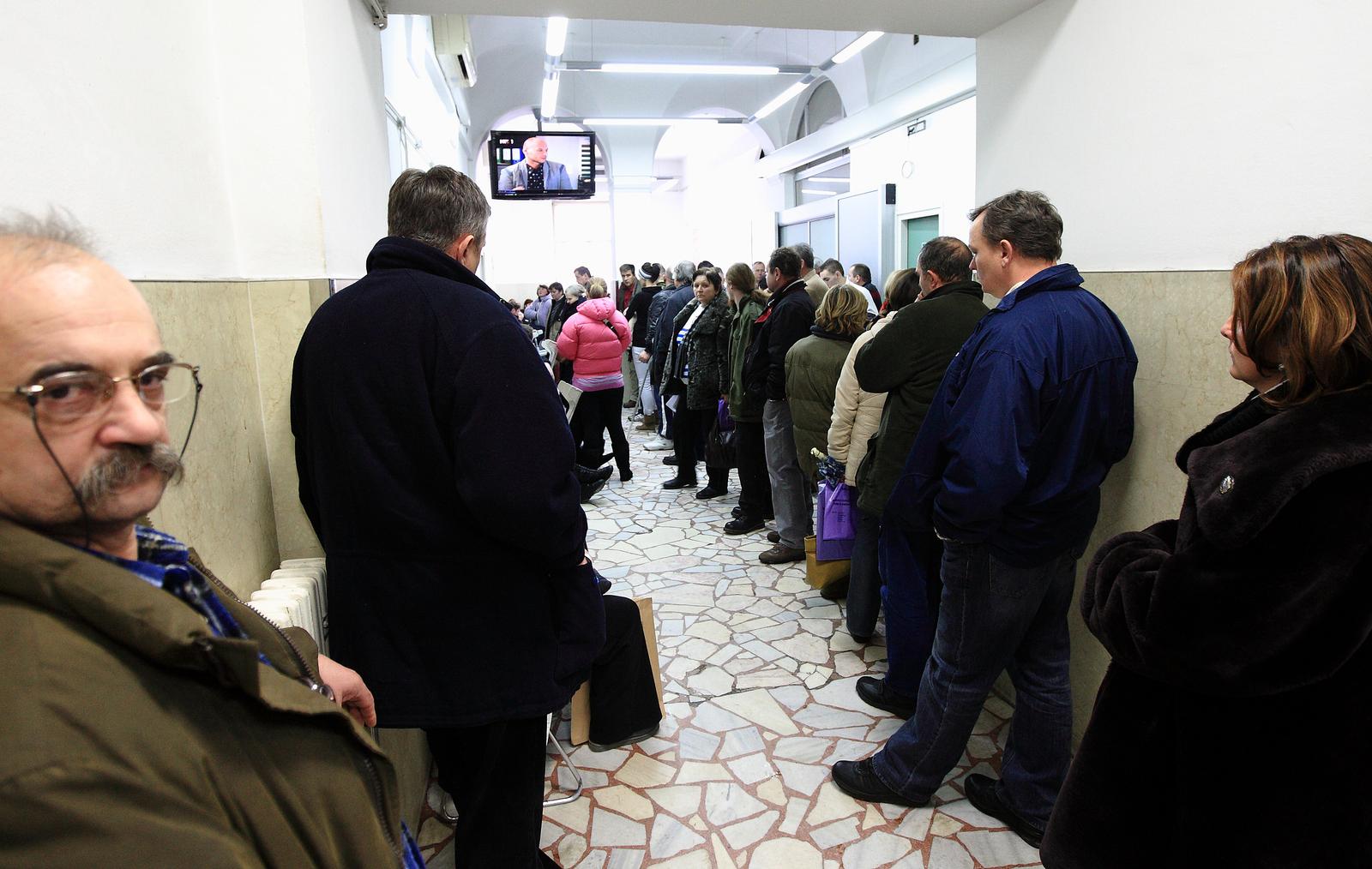 07.02.2012., Zagreb -  Guzva u cekaonici  Klinike za traumatologiju Zagreb. Dezurni ljecnik kaze da ima jako malo lomova te da su guzve zbog redovitih pregleda. Nocas je u Zagrebu palo 10 centimetara novog snjega te je temperatura -10.rPhoto: Zeljko Lukunic/PIXSELL