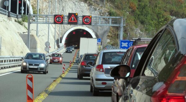 07.10.2012., Rijeka - Zbog radova na mostu Rjecina zatvoren je sjeverni kolnik rijecke obilaznice od cvora Orehovica do tunela Skurinje 1. Promet se odvija dvosmjerno juznim kolnikom. Zbog ove regulacije promet se odvija usporeno i stvaraju se kolone. rPhoto: Goran Kovacic/PIXSELL