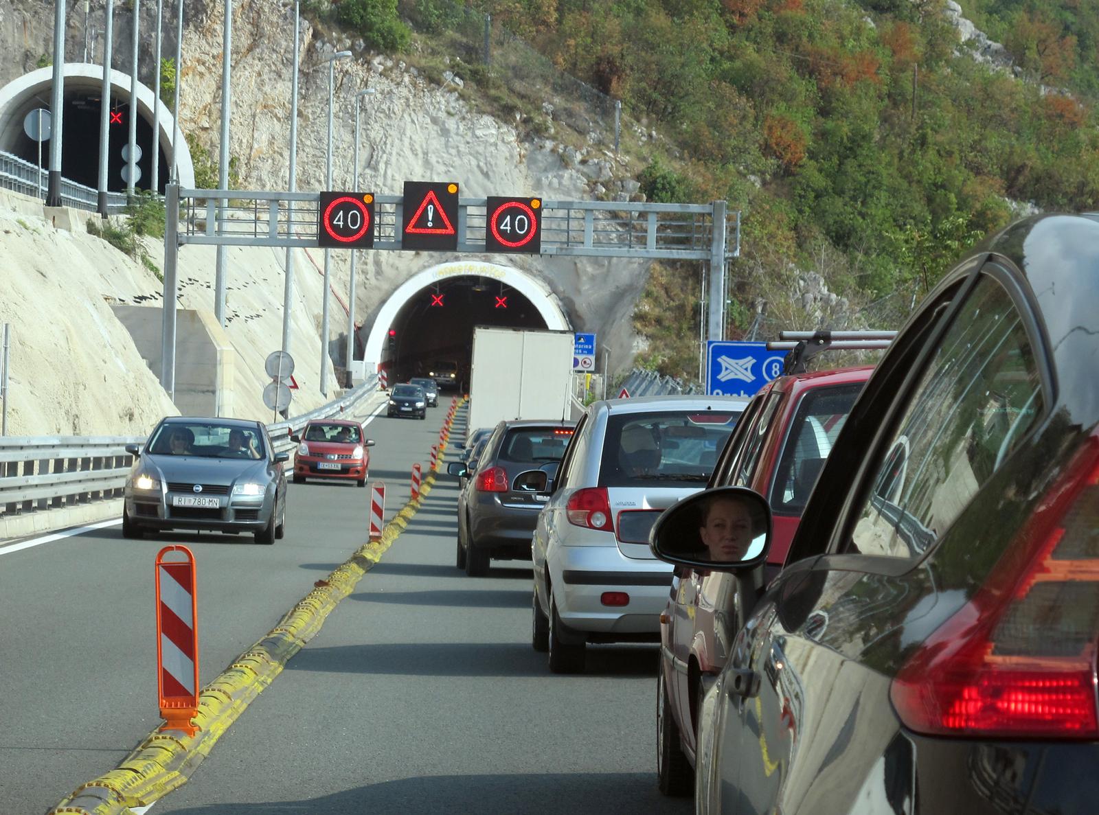 07.10.2012., Rijeka - Zbog radova na mostu Rjecina zatvoren je sjeverni kolnik rijecke obilaznice od cvora Orehovica do tunela Skurinje 1. Promet se odvija dvosmjerno juznim kolnikom. Zbog ove regulacije promet se odvija usporeno i stvaraju se kolone. rPhoto: Goran Kovacic/PIXSELL