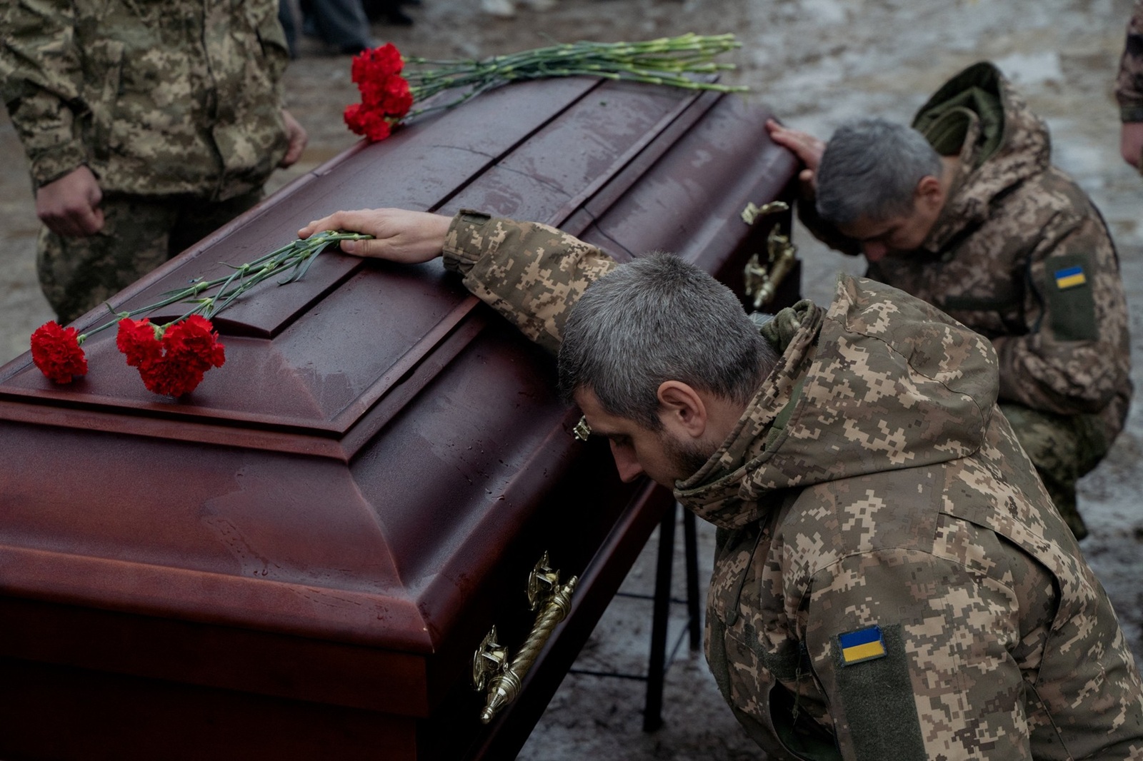 Ukrainian army members mourn next to the coffin of Pavlo Vedybida, callsign "Obolonchyk", a Ukrainian serviceman and ultras member of Football Club Obolon Kyiv, who was killed in the battle near the town of Chasiv Yar, Donetsk region, during the funeral ceremony at a cemetery in Kyiv on November 30, 2024, amid the Russian invasion of Ukraine.,Image: 941278829, License: Rights-managed, Restrictions: , Model Release: no, Credit line: Tetiana DZHAFAROVA / AFP / Profimedia