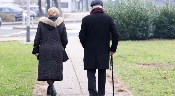 21.12.2023., Zagreb - Premijer Andrej Plenkovic najavio je da ce Vlada RH na danasnjoj sjednici donijeti odluku kojom ce isplatiti jos jedan paket potpore umirovljenicima, ovaj put svima s mirovinom do 840 eura. 
“Taj paket ce obuhvatiti oko 830000 umirovljenika, a ulozit cemo nesto malo vise od 70 milijuna eura”, rekao je premijer u sredisnjem Dnevniku HTV-a. To ce, dodao je, biti moguce zahvaljujuci proracunskim ustedama u ovoj godini. Gruba racunica kaze da ce prosjecna bozicnica iznositi 85 eura. Photo: Patrik Macek/PIXSELL