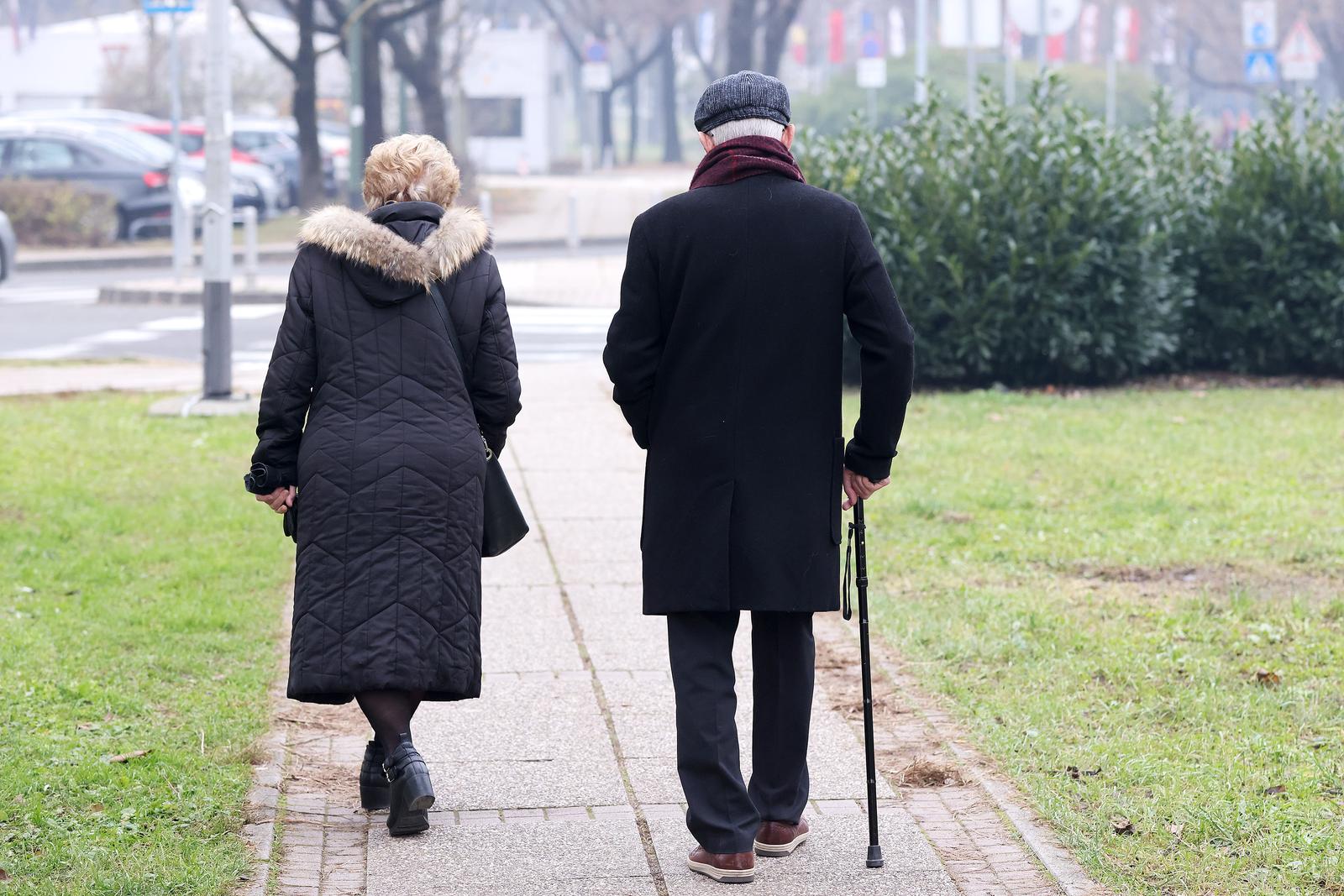 21.12.2023., Zagreb - Premijer Andrej Plenkovic najavio je da ce Vlada RH na danasnjoj sjednici donijeti odluku kojom ce isplatiti jos jedan paket potpore umirovljenicima, ovaj put svima s mirovinom do 840 eura. 
“Taj paket ce obuhvatiti oko 830000 umirovljenika, a ulozit cemo nesto malo vise od 70 milijuna eura”, rekao je premijer u sredisnjem Dnevniku HTV-a. To ce, dodao je, biti moguce zahvaljujuci proracunskim ustedama u ovoj godini. Gruba racunica kaze da ce prosjecna bozicnica iznositi 85 eura. Photo: Patrik Macek/PIXSELL