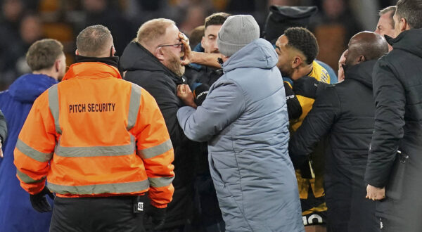 Wolverhampton Wanderers FC v Ipswich Town FC Wolverhampton Wanderers forward Matheus Cunha 10 appears to push a member of Ipswichs backroom staff after the Wolverhampton Wanderers FC v Ipswich Town FC English Premier League match at Molineux Stadium, Wolverhampton, England, United Kingdom on 14 December 2024 Editorial use only. All images are copyright Every Second Media Limited. No images may be reproduced without prior permission. All rights reserved. Premier League and Football League images are subject to licensing agreements with Football DataCo Limited. see https://www.football-dataco.com Copyright: xIMAGO/EveryxSecondxMediax ESM-1256-0095