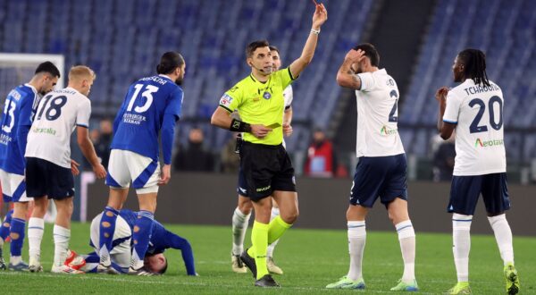 Rome, Italy 10.01.2025 : referee Paride Tremolada extract red card for Loum Tchaouna of Lazio during Italian football championship Serie A Enilive 2024-2025 match SS Lazio vs Como 1907 at Stadio Olimpico in Rome. Copyright: xMarcoxIacobucci IPAxSportx xipa-agency.netx IPA_52906252 IPA_Agency_IPA52906252