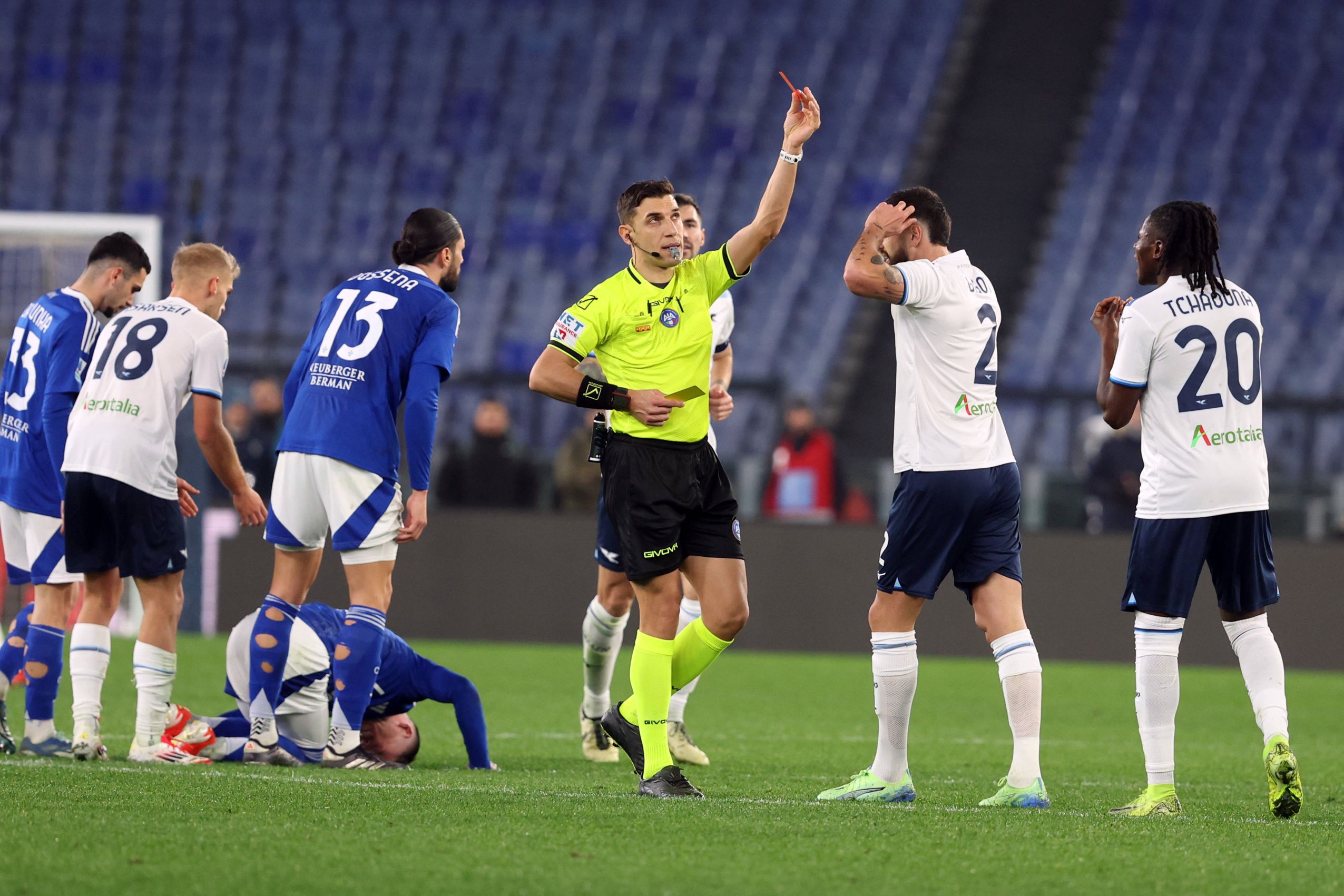 Rome, Italy 10.01.2025 : referee Paride Tremolada extract red card for Loum Tchaouna of Lazio during Italian football championship Serie A Enilive 2024-2025 match SS Lazio vs Como 1907 at Stadio Olimpico in Rome. Copyright: xMarcoxIacobucci IPAxSportx xipa-agency.netx IPA_52906252 IPA_Agency_IPA52906252