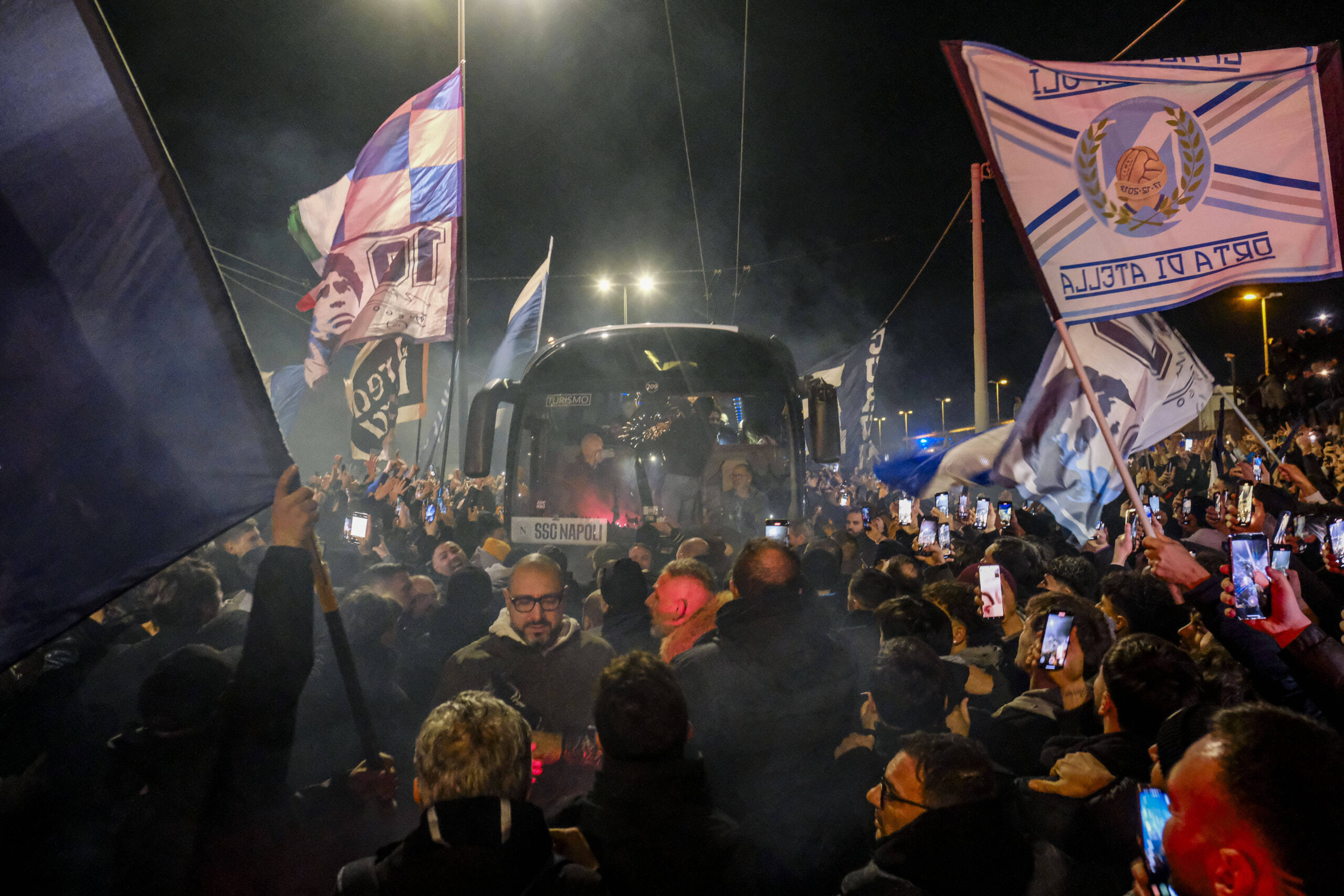 SSC Napoli return after victory against Atalanta More than 3,000 people await SSC Napoli s return to Naples after the 3-2 win in Bergamo against Atalanta, the fans waited for their favourites at the airport to celebrate first place in the league table together. ABP06023 Copyright: xAntonioxBalascox