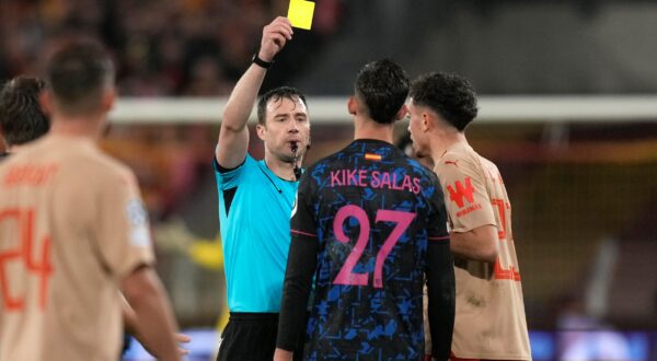 Referee Felix Zwayer shows a yellow card to Sevilla's Kike Salas during the Champions League Group B soccer match between Lens and Sevilla at the Bollaert stadium in Lens, France, Tuesday, Dec. 12, 2023. (AP Photo/Thibault Camus) France Soccer Champions League